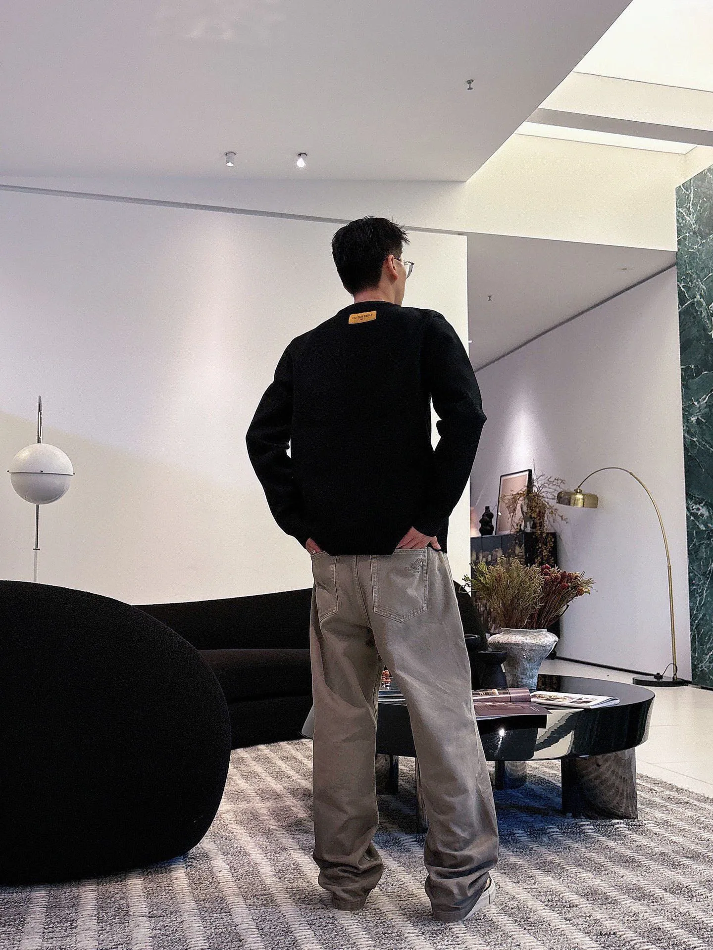 🅿️440 【LV Louis Vuitton】Autumn and winter classic round neck pullover sweater, in full condition! ! ! Wool blended fabric, the latest model in 2025, golden ratio! ! Slim-fitting soft gold, versatile and practical item, the combination and practicality are extremely powerful, simple and elegant, and classy! To create your own style, it is highly recommended to buy it in two colors. The standard slim fit tailoring process is suitable for both young and old men. It is knitted from wool and will not cause any discomfort! While keeping warm, it is stylish, textured and wearable, and the classic logo with contrasting colors on the chest feels in place! ! Recommended for regular customers! ! Size M-3XL (maximum wear: 190 pounds)